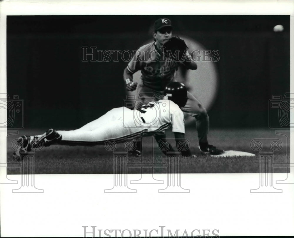 1991 Press Photo Fifth inning, Alex Cole dives back to second - cvb50338 - Historic Images