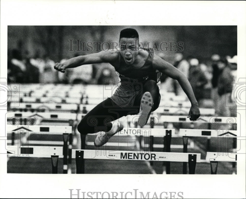 1990 Press Photo Damon Davis Finishes the Four by Four Shuttle Hurdles Relay - Historic Images