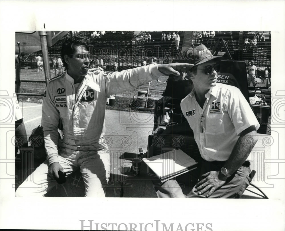 1989 Press Photo Driver John Paul Jr Talks with Rick Duman, Chief Mechanie - Historic Images