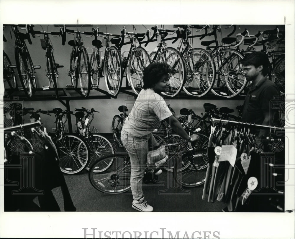 1990 Press Photo Angela Lyons Checks out Mountain Bike Made by Schwinn - Historic Images