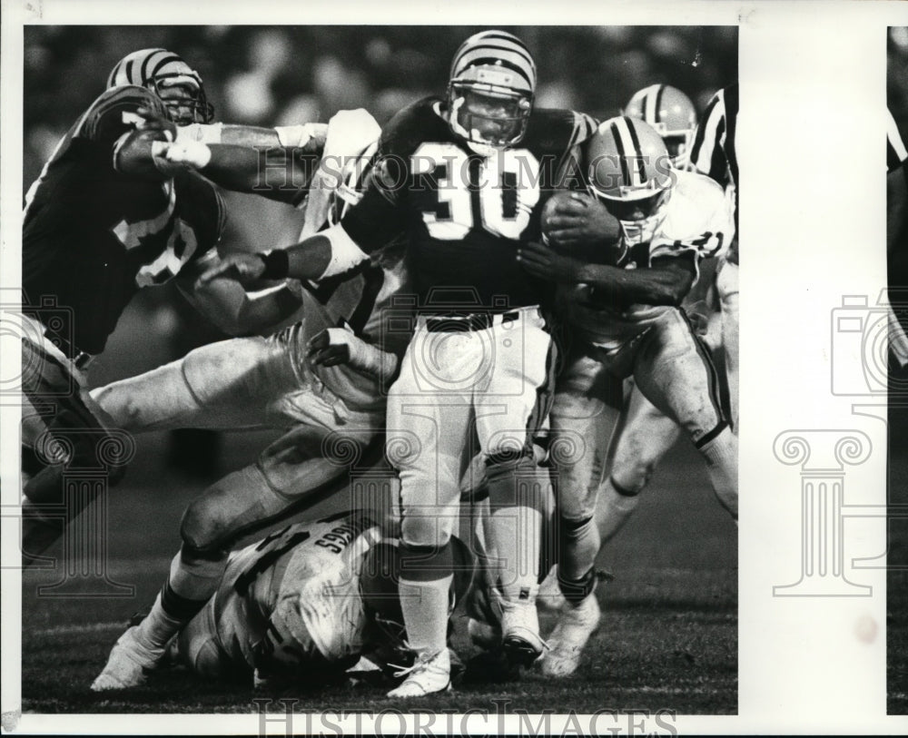 1986 Press Photo Bill Johnson breaks last of several tackle attempts by Browns - Historic Images