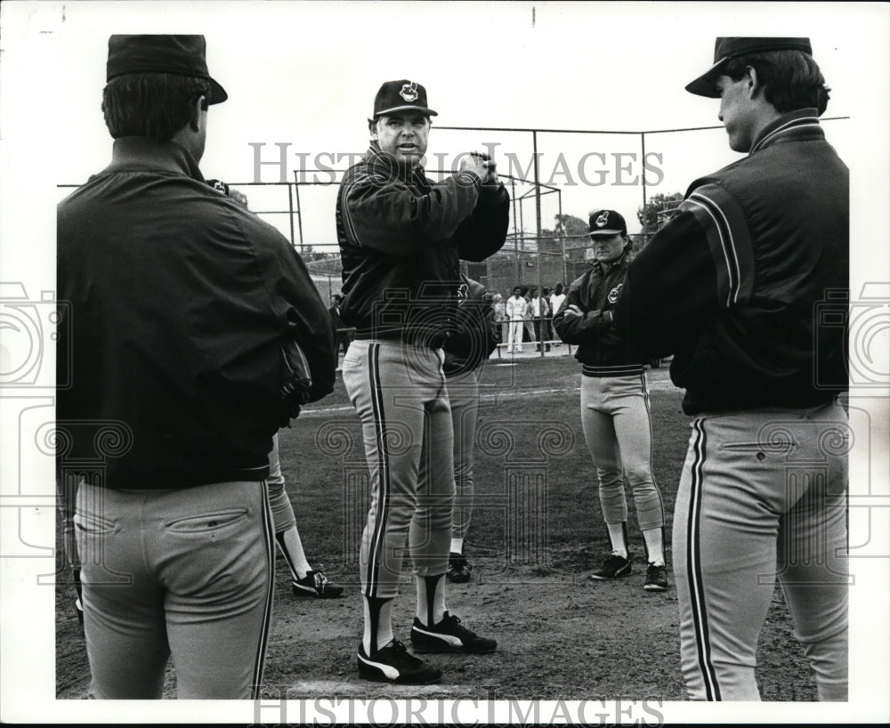 1988 Press Photo Pitching coach Mark Wiley talks to pitchers in training camp - Historic Images