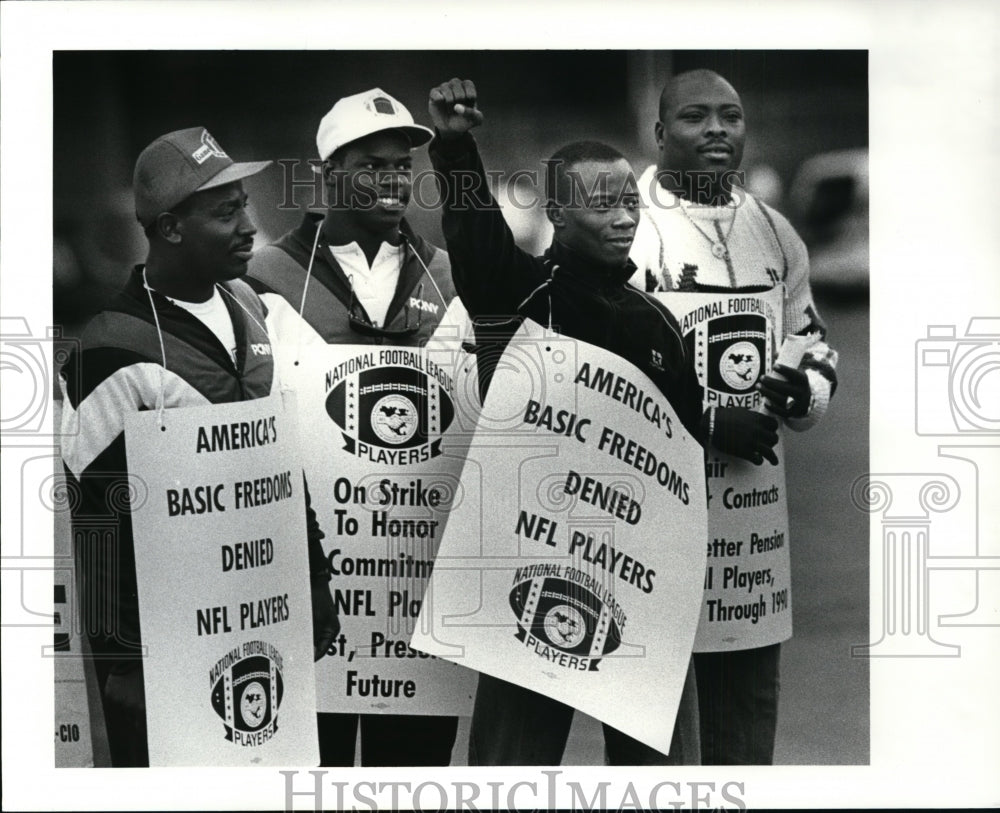 1987 Press Photo Standing with strike signs in front of BW Browns Playes - Historic Images