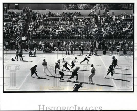 1987 Press Photo Browns run a pass play before several thousand Browns Fans- Historic Images