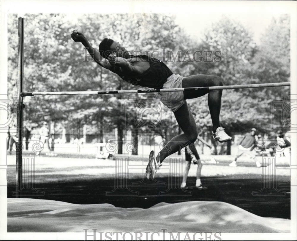 1991 Press Photo Cornell Phillips of John Adams High School-Euclid High Jump - Historic Images