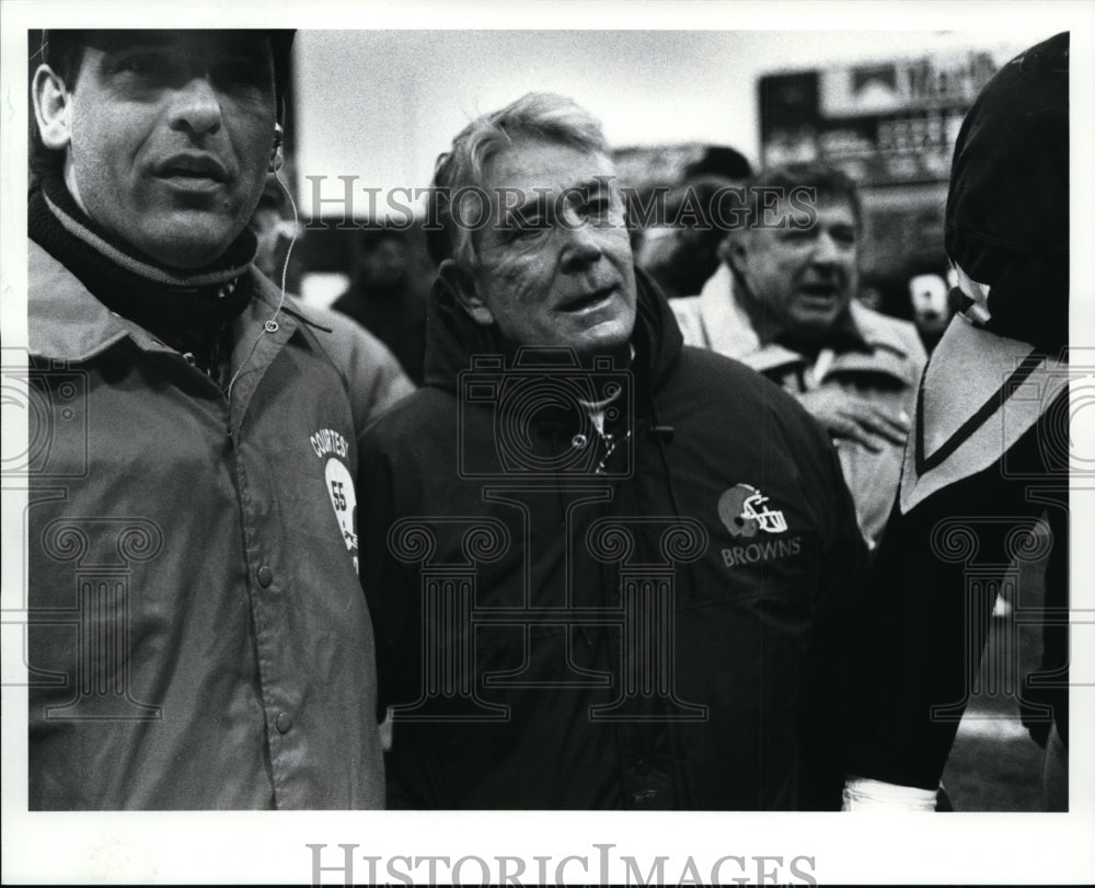 1990 Press Photo Bud Carson during Browns and Buffalo Bills football game - Historic Images