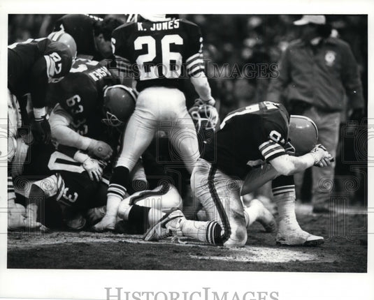 1990 Press Photo Ron Middleton, Clay Matthews-Browns vs Buffalo Bills football - Historic Images