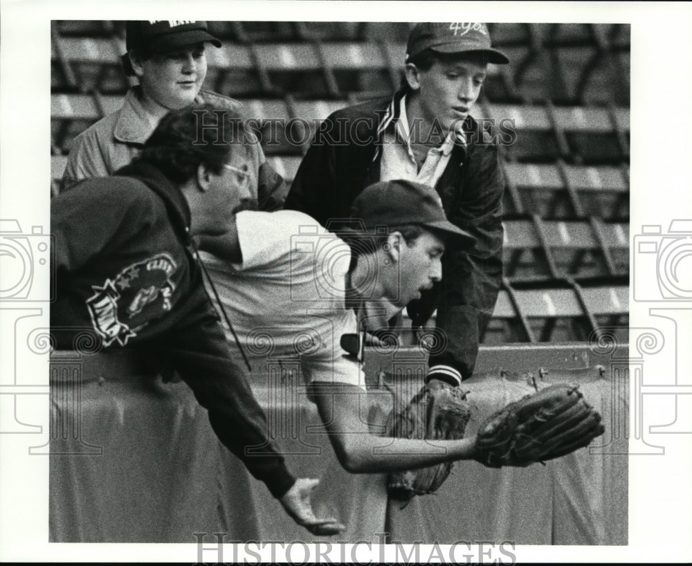 1988 Press Photo Ryan Benjamin-baseball fan during practice - cvb50581 - Historic Images