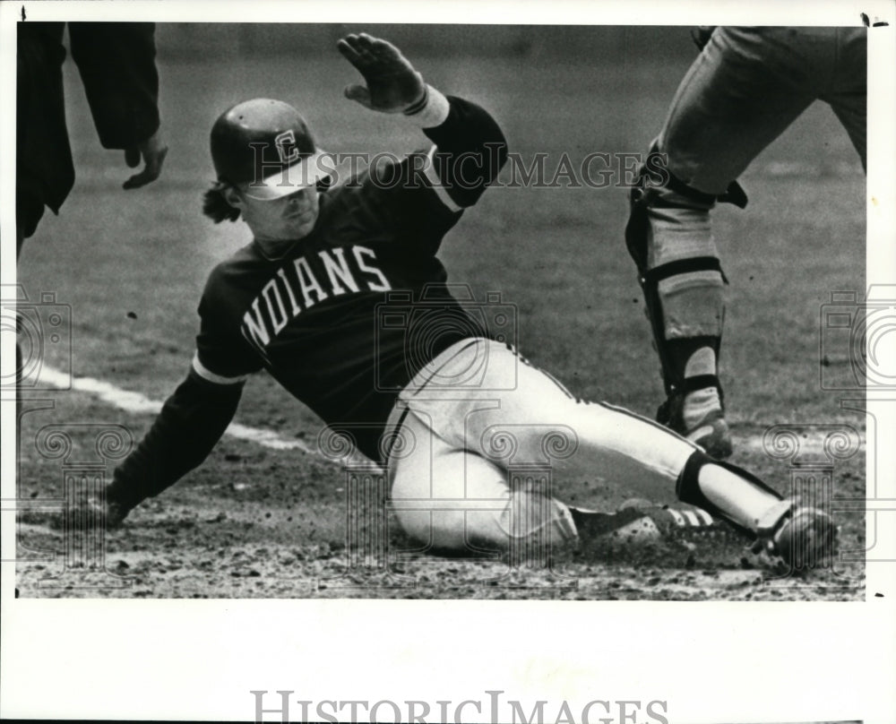 Press Photo Alan Bannister Scores from 2nd Base to Tie the Score 7-7 - Historic Images