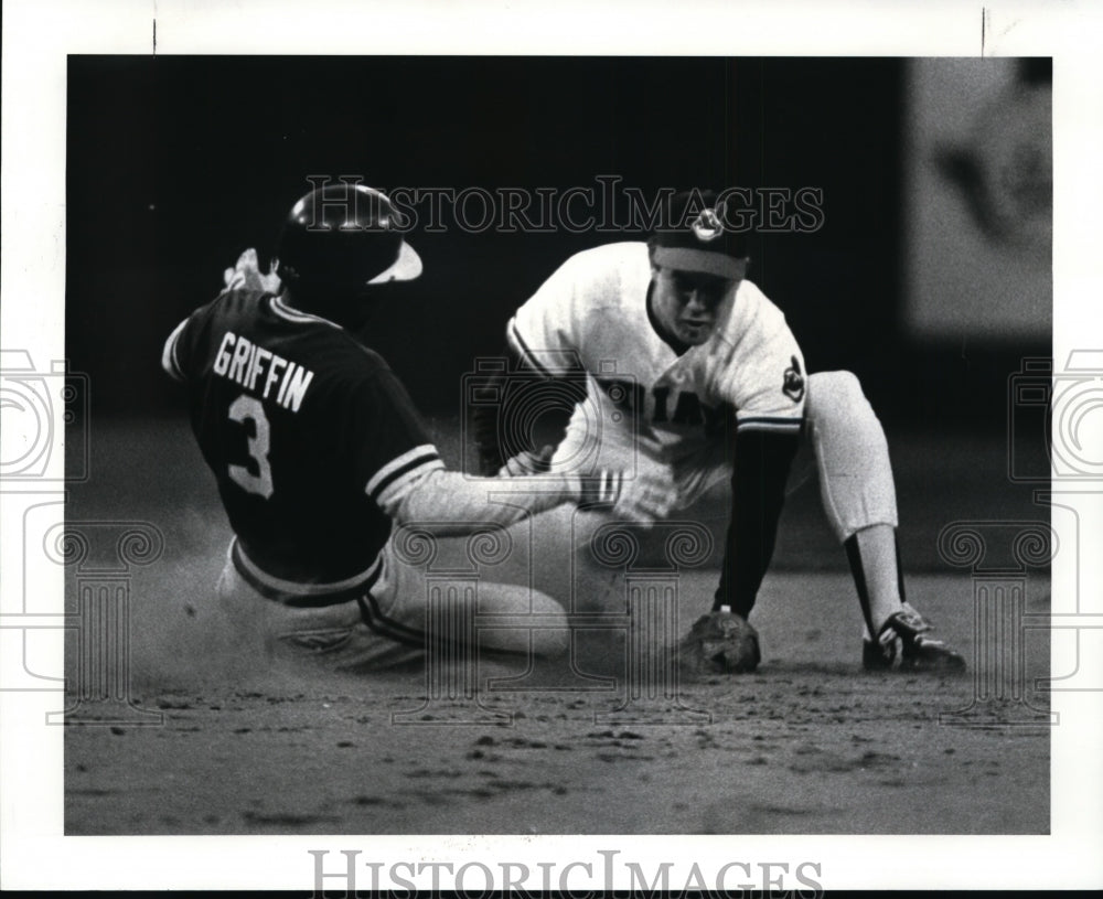 1986 Press Photo Griffin safe stealing 2nd 5th inning.Fran Mullins covers - Historic Images