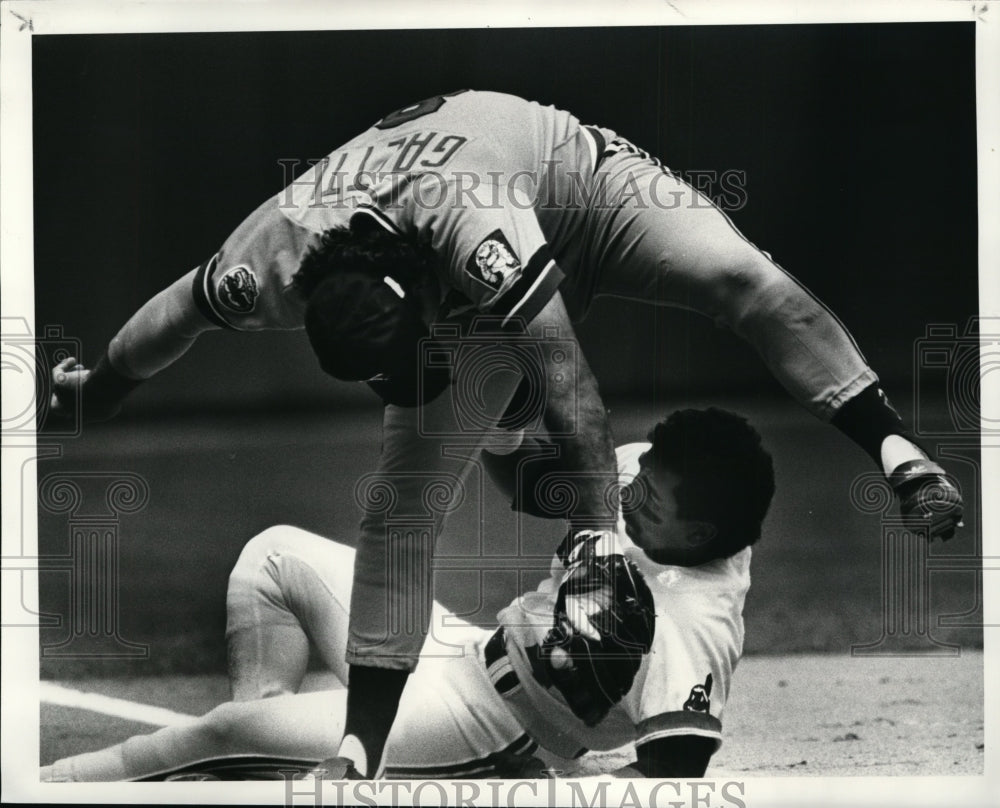 1986 Press Photo Twins Gray Gaetti falls over Tony Bernarzard-baseball action - Historic Images