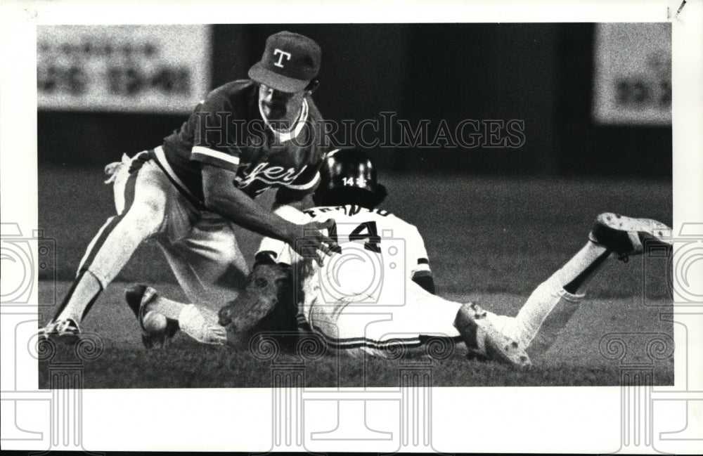 1985 Press Photo: Rangers second baseman watches the ball roll from his glove - Historic Images