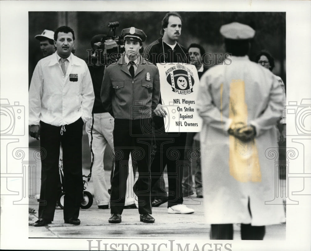 1987 Press Photo Cody Risen -- Browns players on picket line - cvb50802- Historic Images