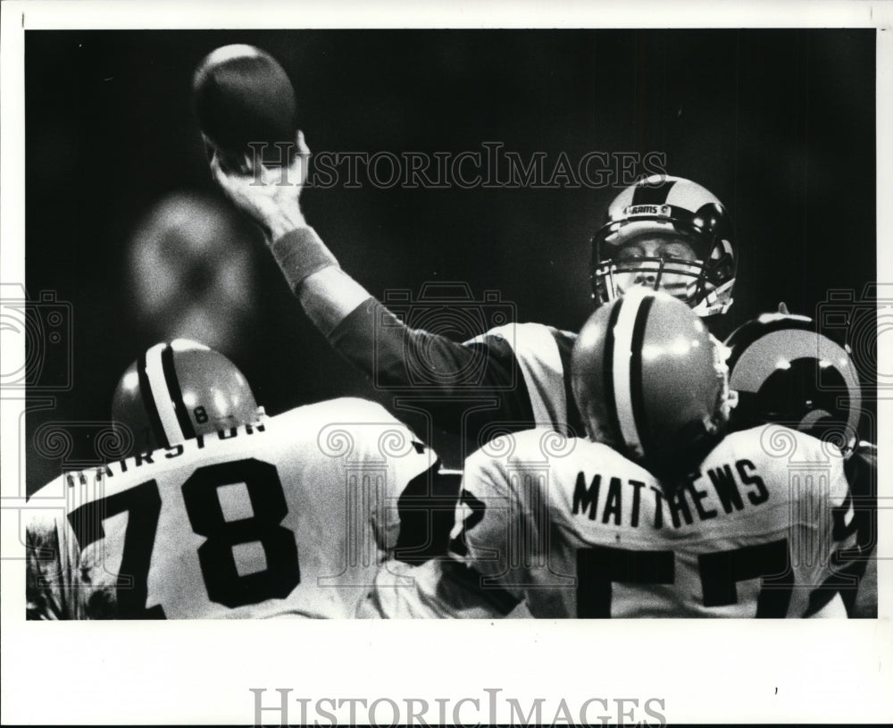 1987 Press Photo: Jim Everett 6&#39;5&quot; passes over Carl Hariston and Clay Matthews - Historic Images