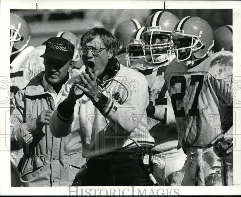 1987 Press Photo: Browns coach Marty Schottneheimer talks to his players - Historic Images