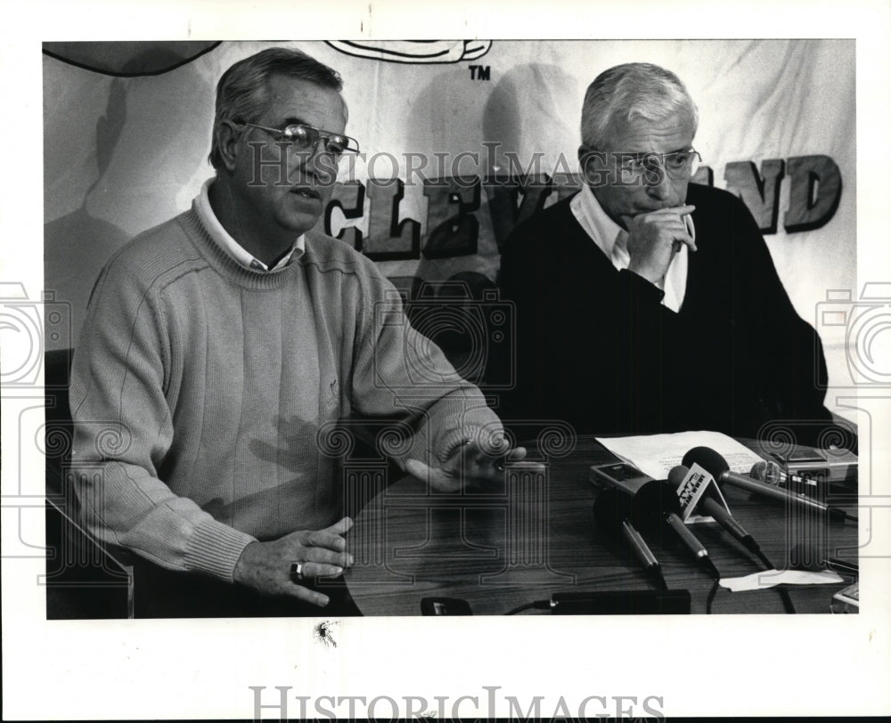 1990 Press Photo: New Browns Head Coach Jim Shofner and Art Modell - cvb50851- Historic Images