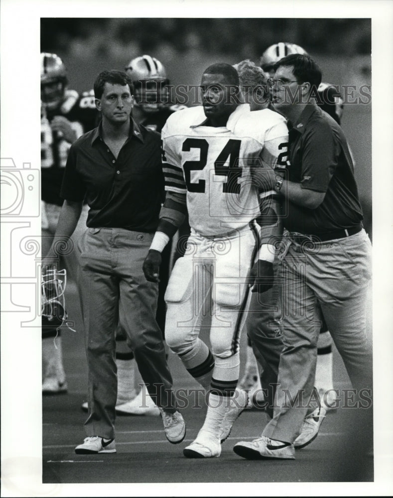 1987 Press Photo Ray Ellis is Helped Off the Field After an Injury - cvb50918 - Historic Images
