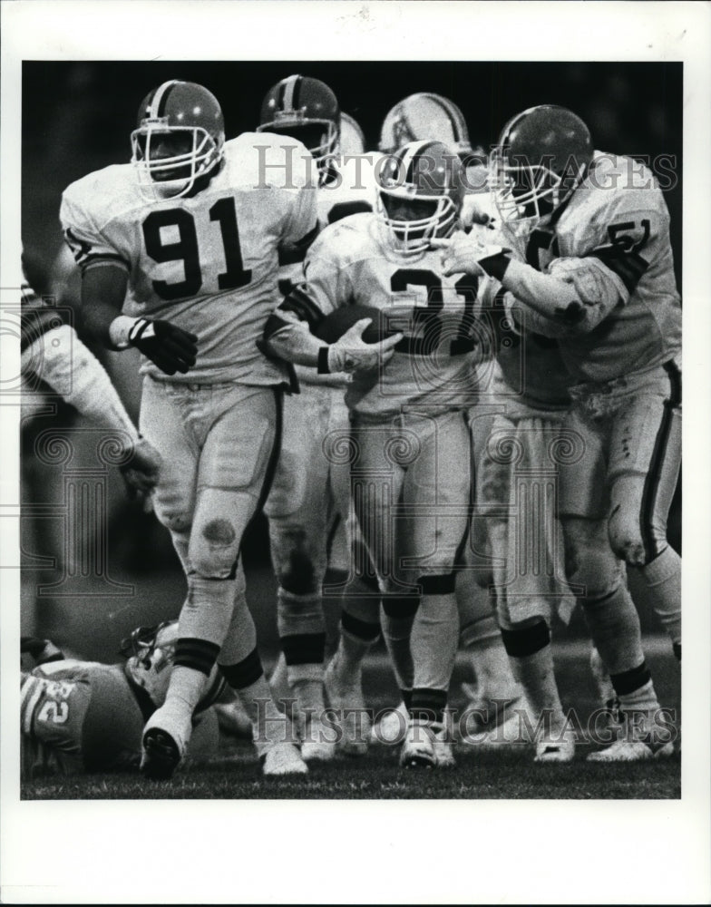 1986 Press Photo Frank Minniefield and football teammates - cvb50927 - Historic Images