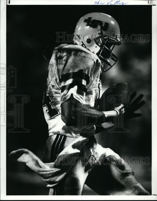 1989 Press Photo Tight end Tyrone Watson fo Tennessee State hauls in a 1st Qtr. - Historic Images