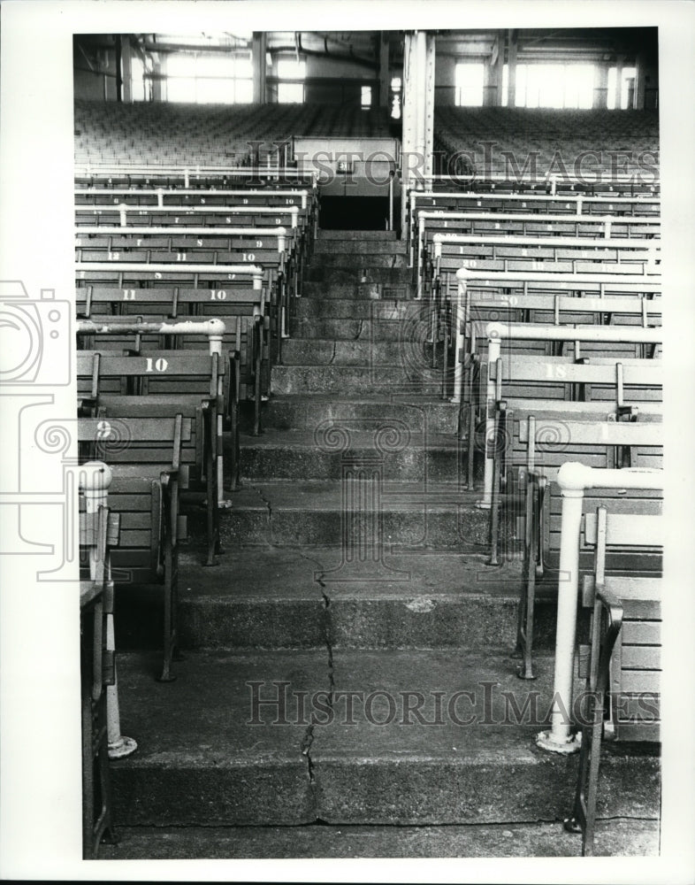1983 Press Photo Stadium Problem - cvb50951 - Historic Images