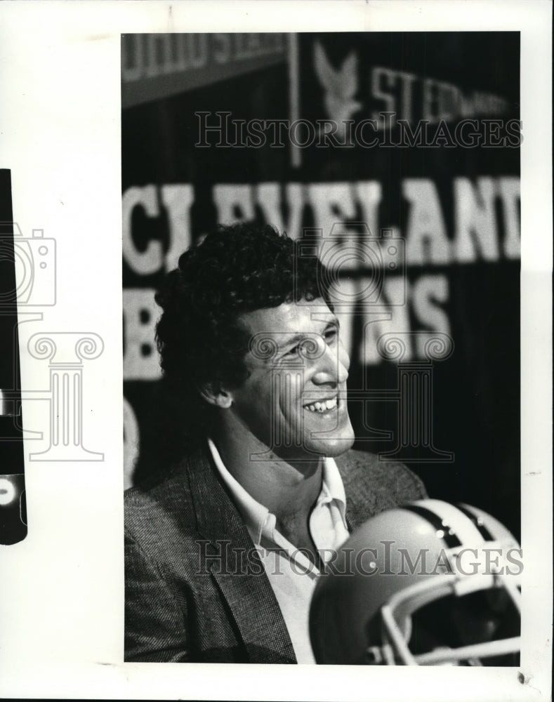 1982 Press Photo Tom Cousineau announces he will play for the Browns - cvb50980 - Historic Images
