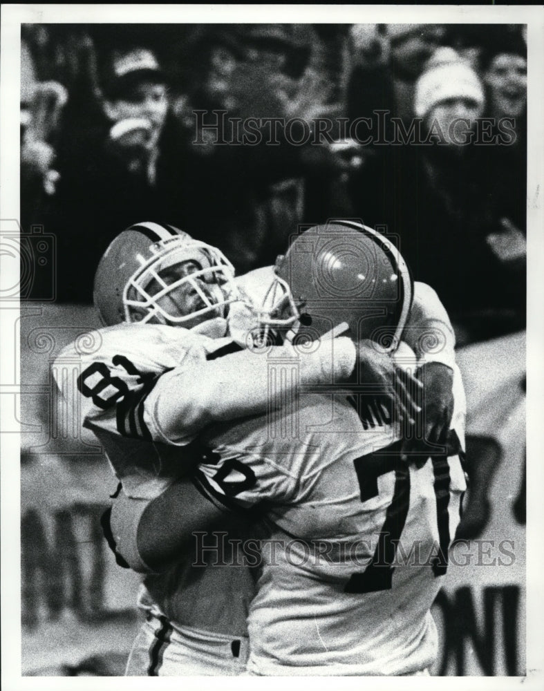 1986 Press Photo Guard Larry Williams congratulates Harry Holt-football players - Historic Images