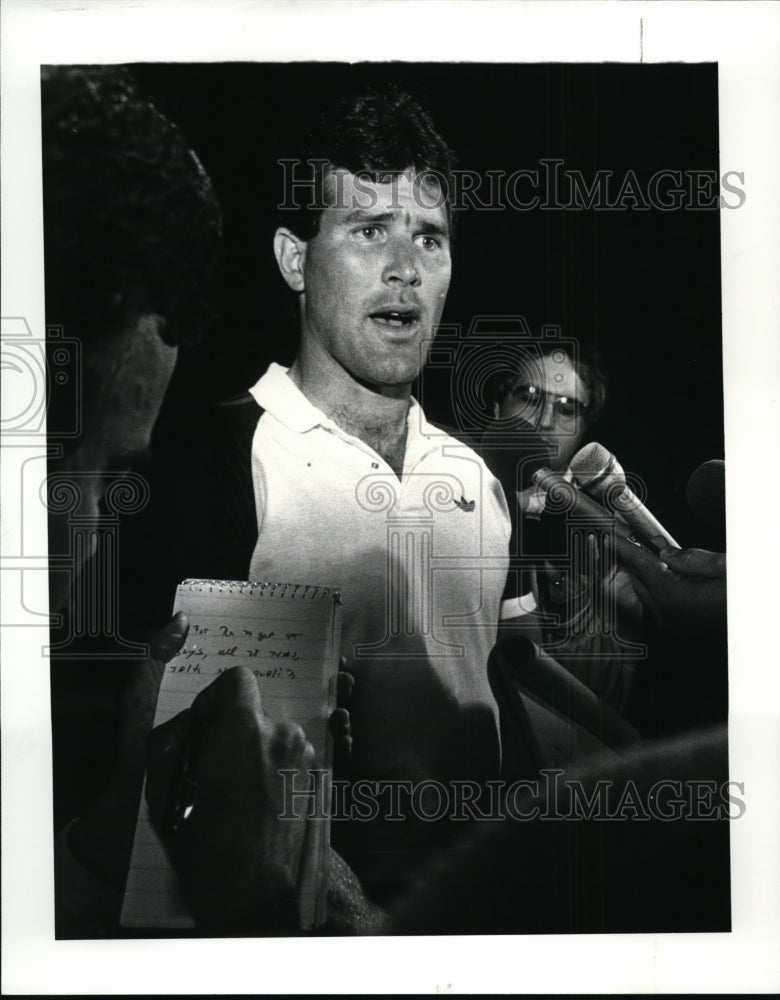 1987 Press Photo Mike Pagel of Browns makes announcement of strike - cvb51084 - Historic Images