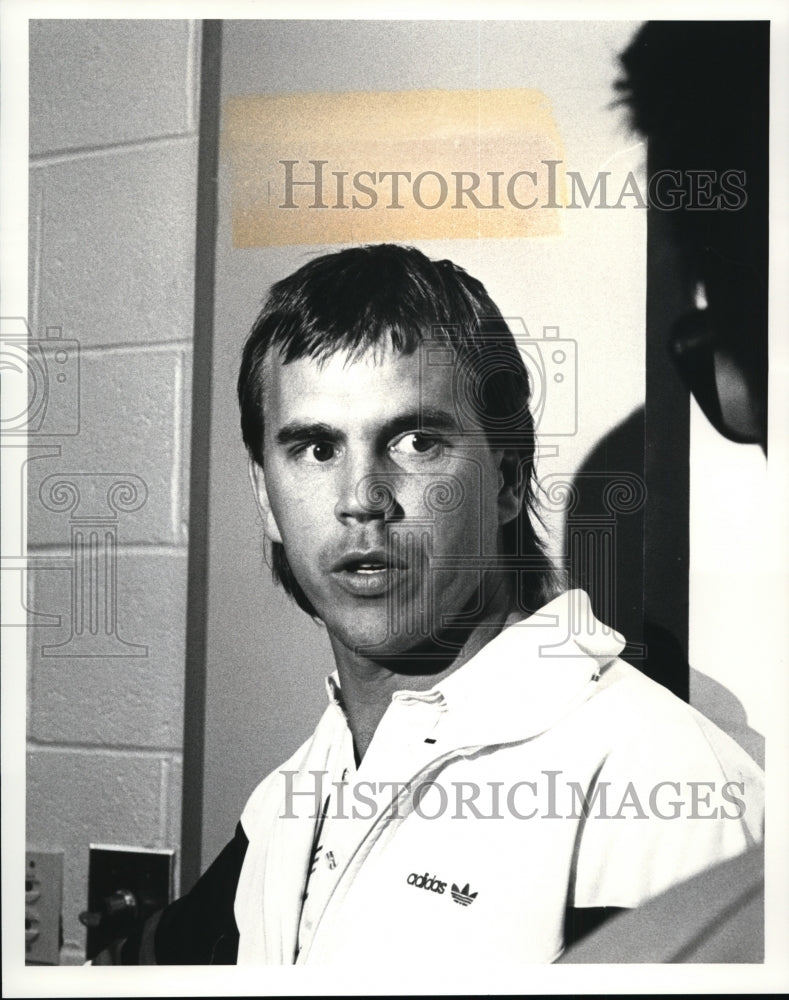 1987 Press Photo Browns strike meeting-Matt Barr - cvb51088 - Historic Images