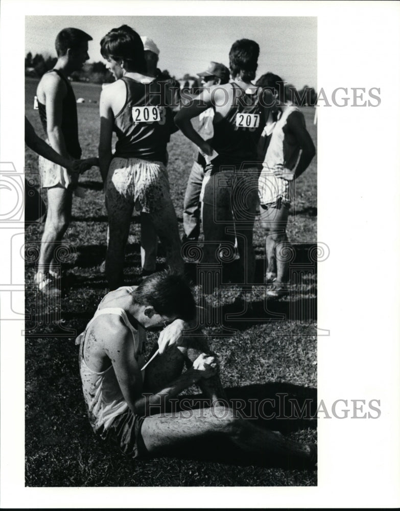 1990 Press Photo Dave Kovach seats on the ground after the race in pain - Historic Images