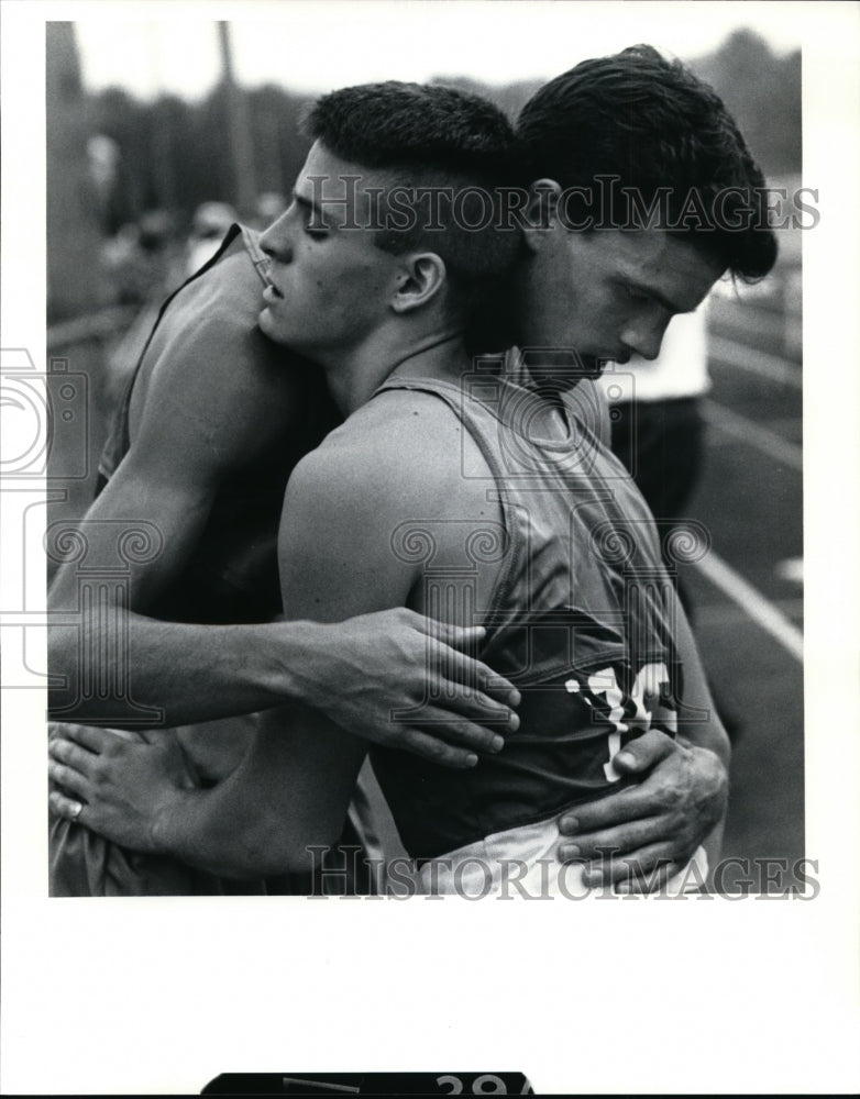 1991 Press Photo Anthony Laudato, I, sets ahug from teammate Jeff Matovic - Historic Images