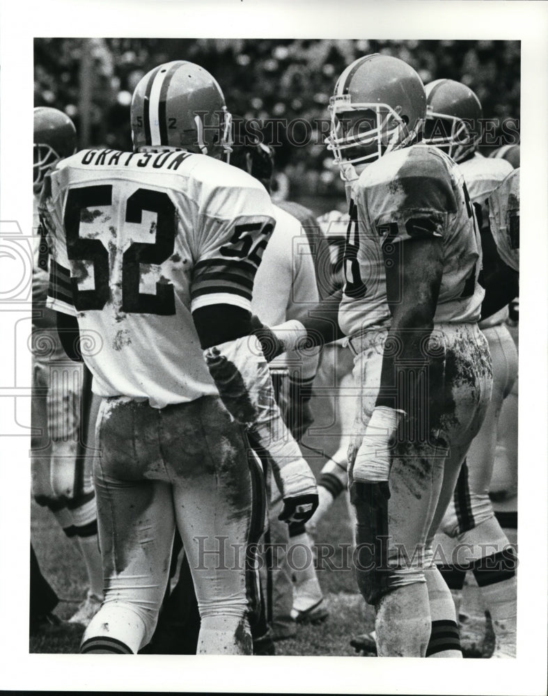 1987 Press Photo Carl Hairston congratulates new teammate David Grayson. - Historic Images