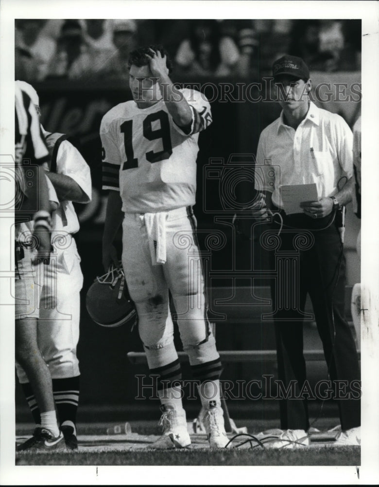 1989 Press Photo Bernie Kosar with offensive coordinator Marc Trestman- Historic Images