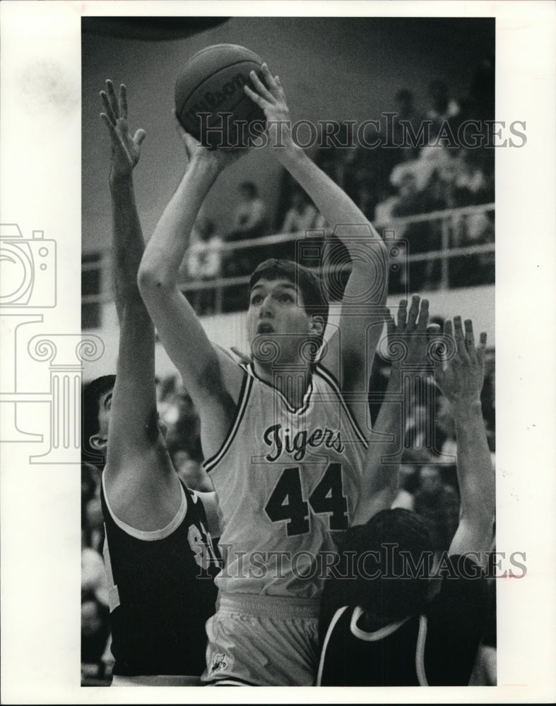 1990 Press Photo Cuyahoga Falls Rob Eggers-basketball game against Stows- Historic Images