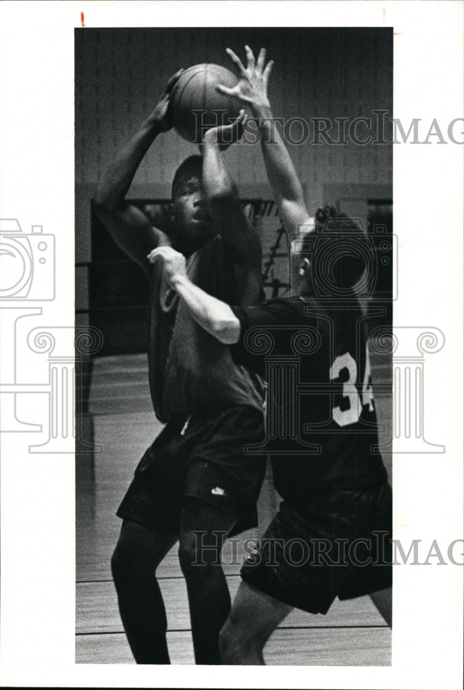 1991 Press Photo Harvey High player Emery Martin aims over a Beachwood ...