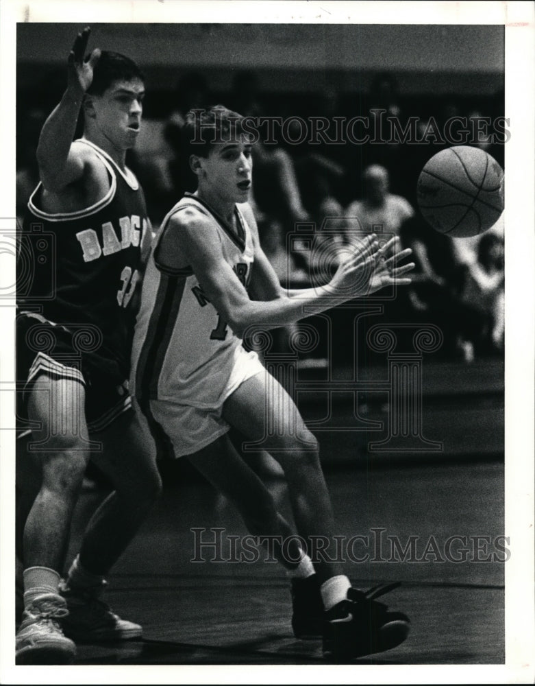 Press Photo No. 33 Dale Duns defends against no. 10 Bill Felberg - cvb51545 - Historic Images