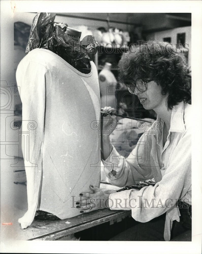 1980 Press Photo Andrea Coladangelo works on a costume at Repertory Theatre - Historic Images