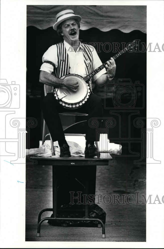 1986 Press Photo Kiwanis Club of Medina's Joe Morrison sings to get customers - Historic Images