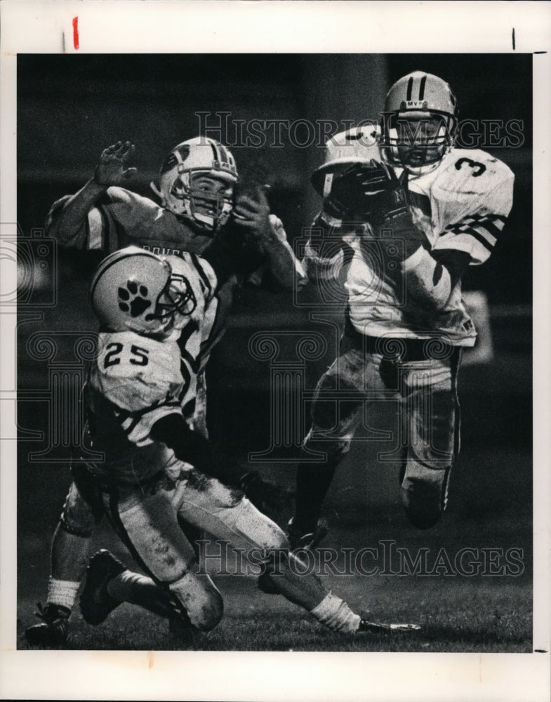 1990 Press Photo St. Ignatius&#39; Joe Lewandowski intercepts a Benedictine pass - Historic Images