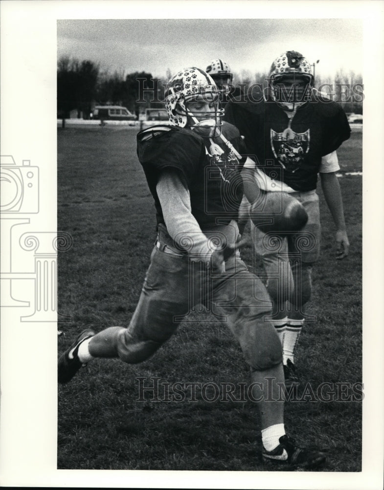 1990 Press Photo Lake Catholic High player Dean Paglio works on his punting game - Historic Images