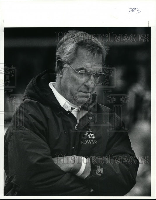 1990 Press Photo The Browns Jum Shofner walks the sideline in the Fourth Quarter - Historic Images