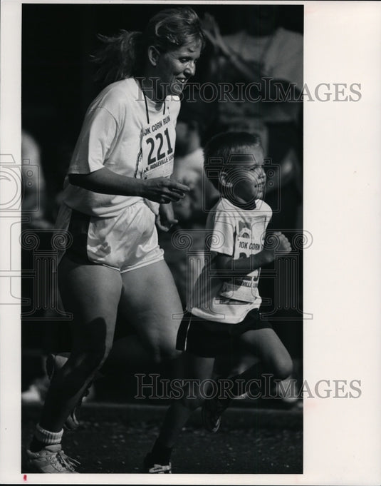 Press Photo Debra Barkacs & her son Brett Barkacs cross the finish line - Historic Images