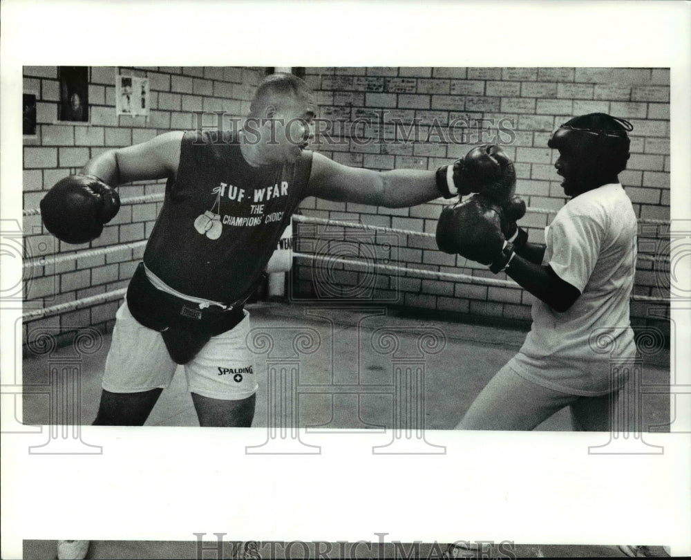 1991 Press Photo Coach Dwayne Browder and James Lee at the Lonnie Burton Center. - Historic Images