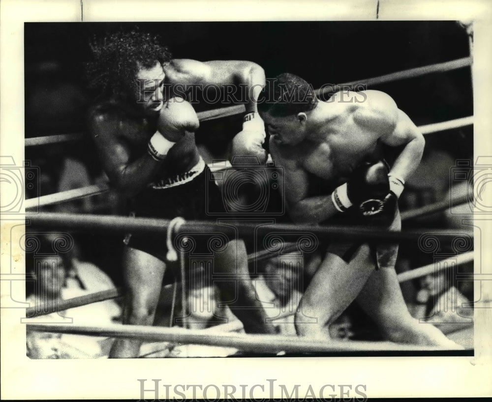 1988 Press Photo Don Wingfield, right throws a right at the head of Jerry Harris - Historic Images