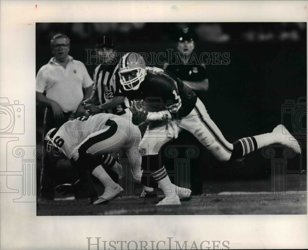 1991 Press Photo Browns Michael Jackson catches a 48 yards pass from QB - Historic Images