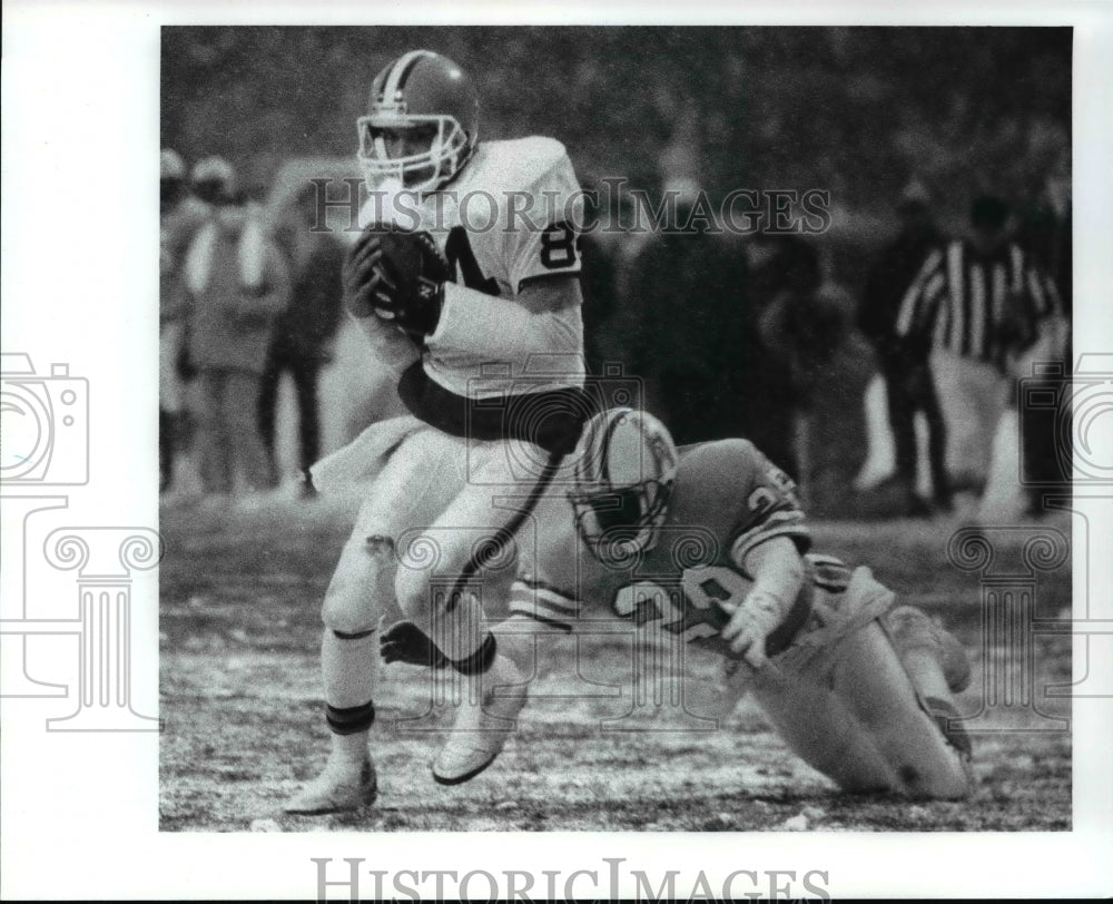 1988 Press Photo Webster Slaughter catches 22 yd TD from Don Strock in football. - Historic Images