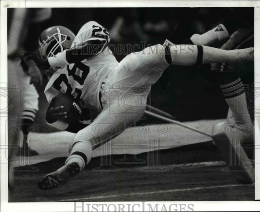 1988 Press Photo Herman Fontenot of Browns Knocked Out of Bounds - cvb51996 - Historic Images
