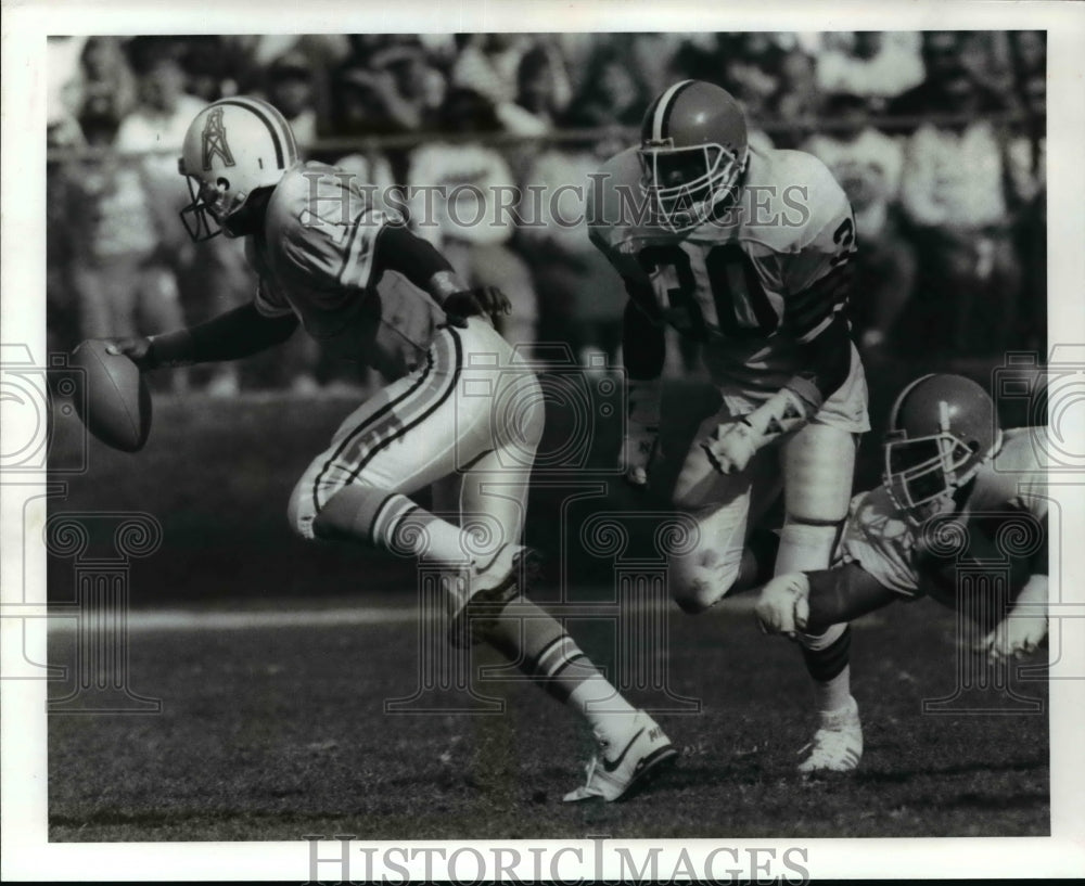 1989 Press Photo Warren Moon of Oilers Sacked by Thane Gash of Browns- Historic Images