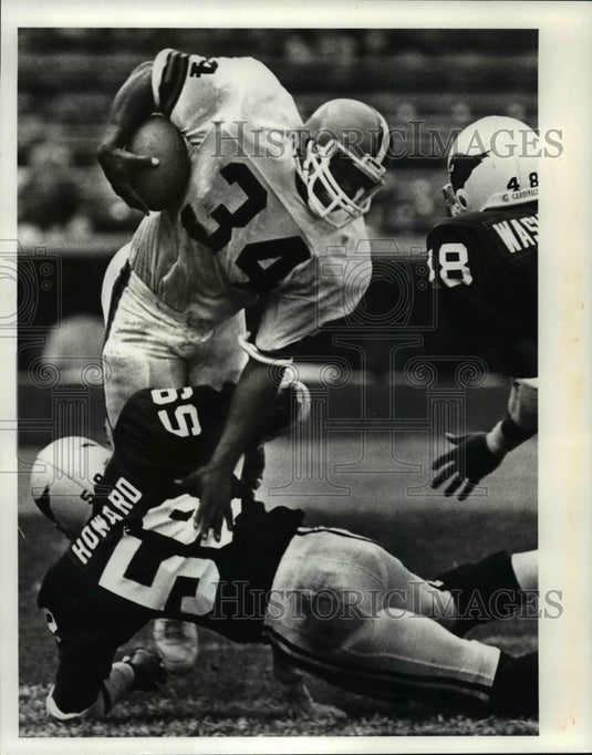 Press Photo Kevin Mack tacked in the third quarter by LB Thomas Howard- Historic Images