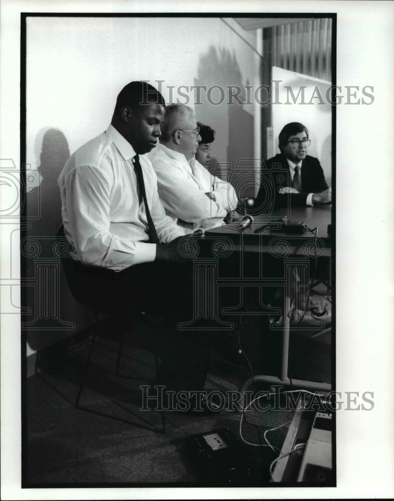 1989 Press Photo Kevin Mack, Browns, listens to Greg Collins at Cleveland Clinic- Historic Images