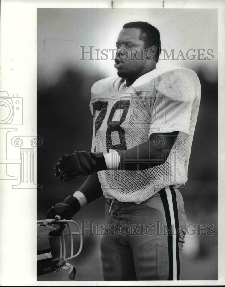 1980 Press Photo Thomas Hopkins with Cleveland Browns football